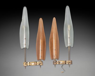 un ensemble de trois appliques murales en verre et en laiton