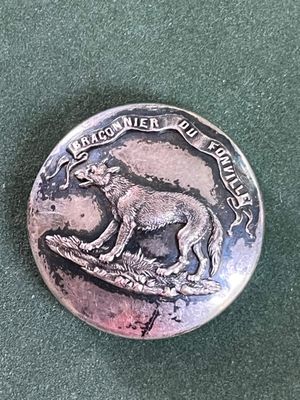 une pièce d'argent sur laquelle est représenté un chien
