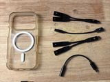 une photo d'une table en bois sur laquelle sont posés un téléphone portable et un chargeur