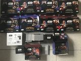 de nombreuses figurines Star Wars posées les unes à côté des autres sur le sol