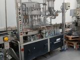 une grande machine qui se trouve au milieu d'une pièce