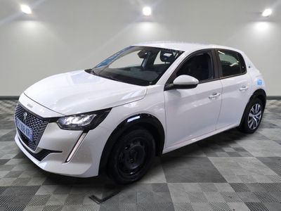 la voiture blanche est garée sur le sol à carreaux d'une pièce