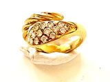 une image d'une bague en or et en diamant sur une surface blanche