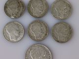six pièces britanniques différentes sur un fond blanc