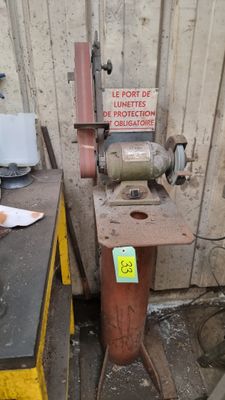 une machine posée sur une table devant un mur