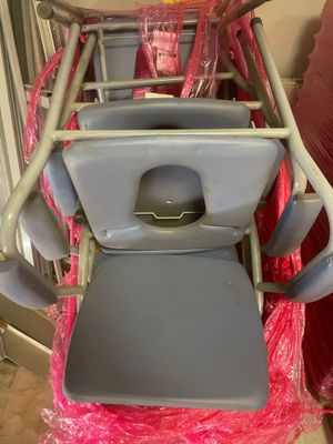 une chaise en plastique emballée et prête à l'emploi