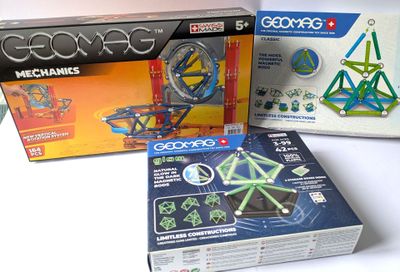 trois boîtes de jouets geoexo sont posées sur une surface blanche