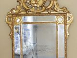 un miroir accroché au mur au-dessus d'un lavabo