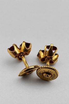 Paire de boucles d'oreilles or ornées de 3 saphirs roses cha…