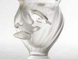 un vase en verre transparent orné d'un oiseau