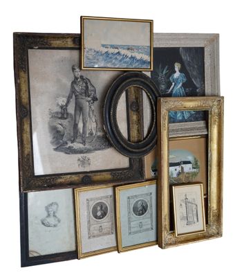 de nombreuses photos encadrées sur le mur de cette pièce