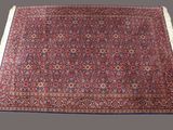 un ancien tapis persan à motifs rouges et bleus