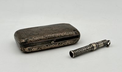 une boîte argentée sur laquelle est représenté un stylo et qui contient un stylo