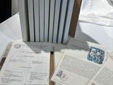 une pile de livres posée sur une table