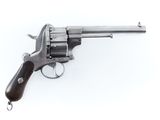 un vieux revolver avec un manche en bois sur fond blanc