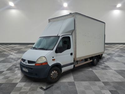 un fourgon blanc garé dans une pièce