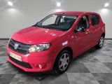 la voiture rouge est garée dans le garage sur le sol en damier