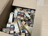 une boîte en carton remplie de nombreuses marques différentes de cigarettes