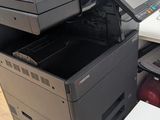 une imprimante posée sur un bureau à côté d'une imprimante