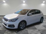 la voiture blanche est garée sur un carrelage à carreaux