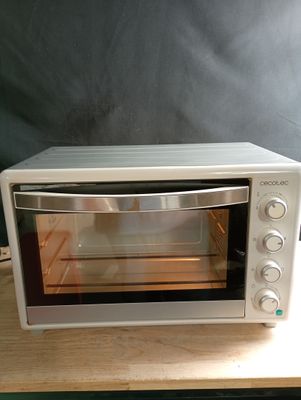 une photo d'un four grille-pain posé sur une table