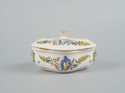 une image représentant un bol blanc orné de fleurs bleues et jaunes