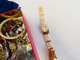 une boîte sur laquelle sont posés une montre, un bracelet et d'autres objets