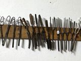 un mur sur lequel sont accrochés plusieurs ciseaux