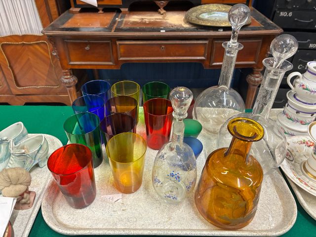 Verres colorés, deux carafes en cristal et deux carafons