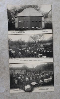 une vieille photo en noir et blanc d'un cimetière avec une église en arrière-plan