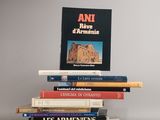 plusieurs livres sont empilés sur une table