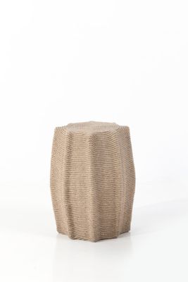 une image représentant un petit tabouret en carton posé sur une surface blanche