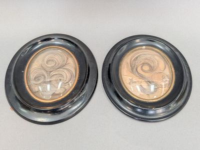 paire d'assiettes ovales en verre noir et or, ornées de motifs en spirale