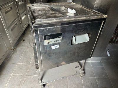 une photo d'une cuisinière sale dans une cuisine