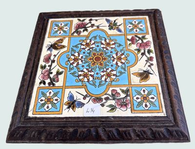Anonyme Dessous de plat en faïence à décor d’insectes 27,5 X…