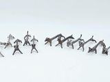 beaucoup de petits soldats qui se tiennent debout dans la neige