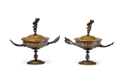 une paire de bougeoirs en bronze surmontés de figurines