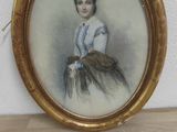 une photo d'une femme assise par terre