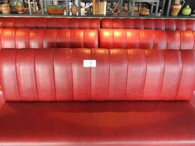 de nombreux fauteuils en cuir rouge alignés dans une pièce