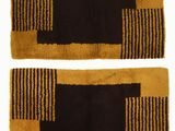 une paire de tapis de bain marron et noirs sur fond blanc
