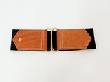 un gros plan d'une ceinture sur une surface blanche