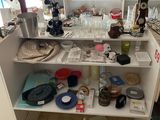 de nombreux articles qui se trouvent dans les rayons du magasin