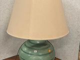 une lampe posée sur une table dans une pièce