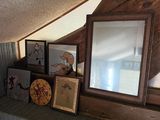 de nombreuses photos posées sur une étagère surmontée d'un miroir