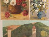 tableaux représentant des fleurs dans des vases posés sur une table devant un mur