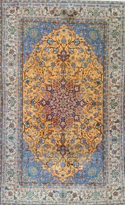 un tapis bleu et jaune orné d'un motif en médaillon