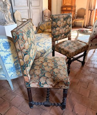 quatre chaises qui sont assises ensemble dans une pièce