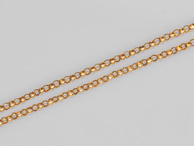 une paire de bracelets à chaîne en or