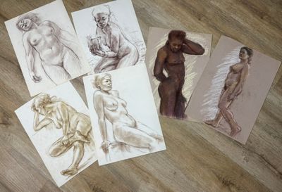 six cartes représentant des nus posant sur une table, dont l'une est tirée