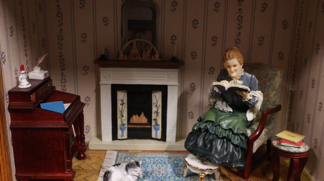 Diorama. Composition miniature, dans une vitrine en bois, vitre e...